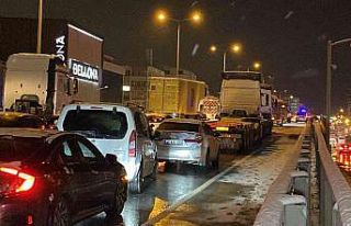 13 aracın karıştığı trafik kazasında yollar...