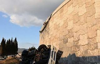 20 metre yükseklikten düşen kamyonun sürücüsü...