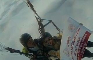 2 bin 300 metre yükseklikte Kadınlar Gününü kutladılar