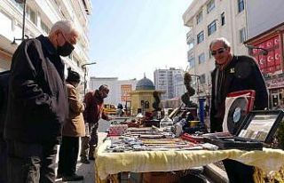 30 yıldır biriktirdiği antika ve otantik eşyalar...