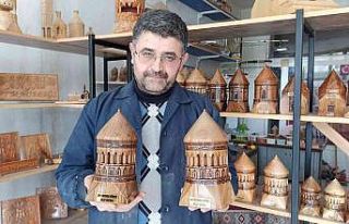 32 yıldır yaptığı maketlerle Ahlat’ın tanıtımına...