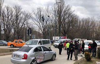 3 otomobil kavşakta çarpıştı: 1 yaralı