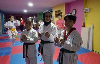 48 yaşında tekvandoya başladı, 2 çocuğuyla antrenman...