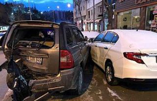 4 aracın karıştığı trafik kazasında 1 kişi...