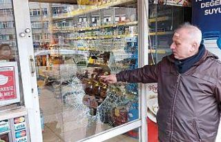 700 liralık camı kırıp, içeriden bozuk para çaldı