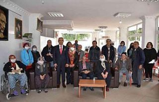 73 yaşındaki demir adam, huzurevi sakinlerine moral...