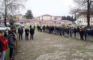 7 okulun öğrencileri meyve fidanlarını toprakla...