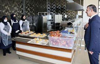 8 Mart’ta Rektör Çiftçi’den kadınlara tatlı...