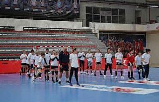 A Milli Kadın Hentbol Takımı, İzlanda maçı hazırlıklarını...