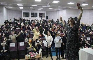 Açelya Akkoyun anlattı, kadınlar dinledi