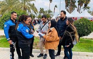 Adana polisi karnavalda vatandaşları suça karşı...