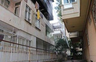 Adana’da 4 katlı binada yangın