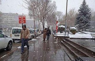 Afyonkarahisar’da yoğun kar yağışı etkili oldu