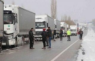 Ağır tonajlı araçlara 24 saattir kapalı olan...