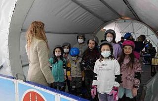 Ahmet Çalık Buz Pateni Pisti’ne yoğun ilgi