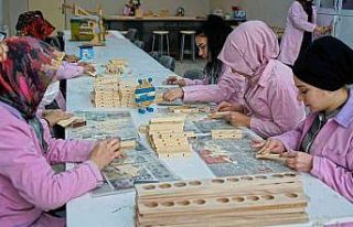 Ahşap hediyelik eşya atölyesinde yeni dönem başladı