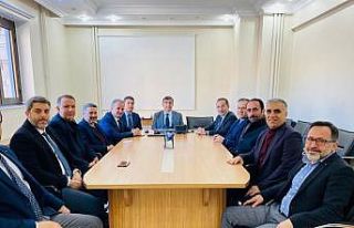 AK Parti heyeti sağlıkçıları yalnız bırakmadı