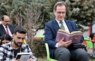 Akademisyenler ve öğrenciler kitap okuma etkinliğinde...