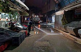 Akdeniz Belediyesi ekipleri, günde 400 ton çöp...