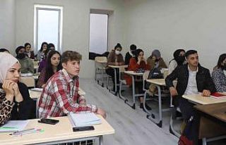 Akdeniz Belediyesi, gençlere üniversite kapılarını...