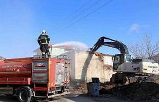 Aksaray Belediyesi metruk binaları yıkıyor