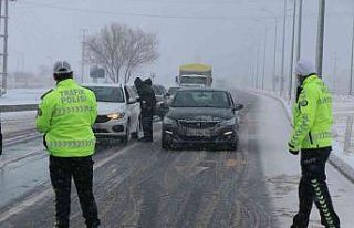 Aksaray - Konya Yolu kar yağışı tipi ve buzlanma...