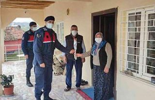 Aksaray’da jandarma ekiplerinden kadınlara karanfilli...
