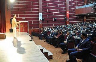 Akşehir’de tek kişilik tiyatro oyunu ilgi gördü