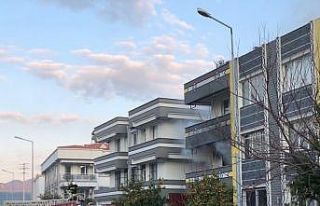 Akülü araba evi yaktı