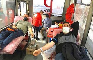 Alev savaşçıları kan bağışladı