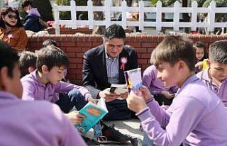 Aliağa’da ilçe protokolü öğrencilerle birlikte...