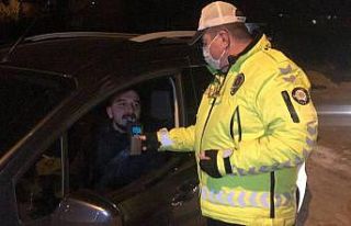 Alkol uygulamasına kendi alkolmetre aparatıyla girdi