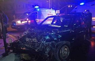 Alkollü sürücü belediye otobüsüne çarptı:...