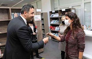 ALKÜ’DE kadın personele karanfil