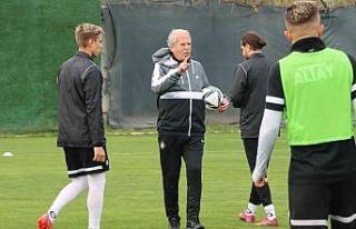 Altay’a teknik direktör dayanmıyor