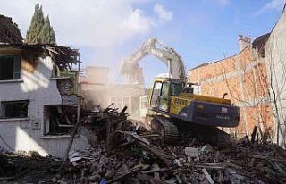 Altıeylül’de metruk yapılar yıkılıyor