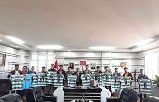 Altıntaş Belediyesi’nden MYO futbol takımına...