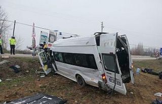 Amasya’da tarım işçilerini taşıyan minibüs...