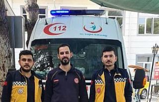 Ambulansları kaza yapan 112 ekipleri, vakaya koşarak...