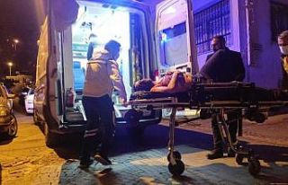 Annesini rahatsız eden adamı iki yerinden bıçakladı