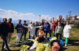 Antalya’da Rus ve Ukraynalılar birlikte çöp topladı