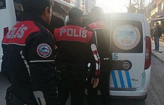 Araçların önüne atlayan alkollü şahsa polis...