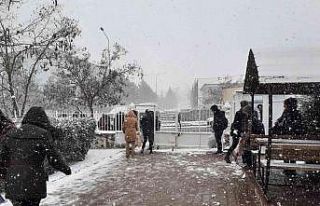 Arguvan’da gençlerin kar sevinci