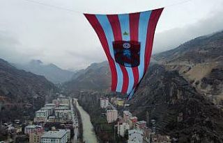 Artvin’de dev viyadüklere asılan Trabzonspor bayrağının...