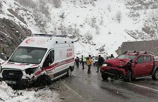 Artvin’de hasta taşıyan ambulans kaza yaptı:...