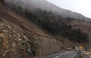 Artvin’de heyelan anı cep telefonu kameralarına...