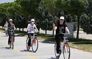 ASÜ öğrencileri bisikletlerle dünyanın etrafını...