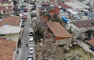 Ataşehir’de 2 katlı evin çatısı çöktü
