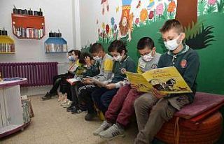 Atık malzemeler okula kütüphane oldu