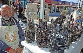 Atıkları sanat eserine dönüştürüyor